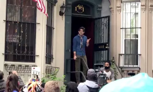 അമേരിക്കന്‍ പൊലീസില്‍ നിന്നും 60 പ്രതിഷേധക്കാരെ സംരക്ഷിച്ച് ഇന്ത്യക്കാരന്‍; ഇരുട്ടി വെളുക്കും മുമ്പ്  സോഷ്യല്‍ മീഡിയയില്‍ ഹീറോ