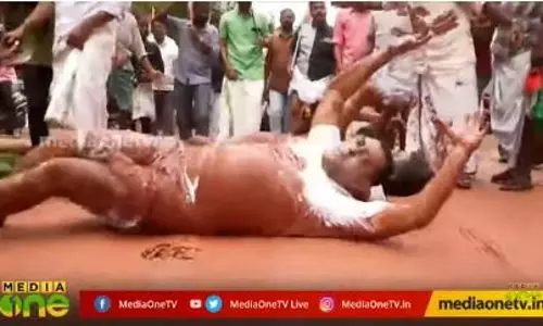 തൃശ്ശൂരിലെ യൂത്ത് കോൺഗ്രസ്സുകാർ, സമരത്തിനായി അണിഞ്ഞൊരുങ്ങുകയാണ് തൃശ്ശൂരിലെ യൂത്ത് കോൺഗ്രസ്സുകാർ, സമരത്തിനായി അണിഞ്ഞൊരുങ്ങുകയാണ്