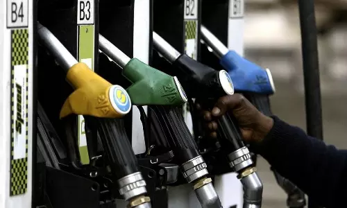ഖത്തറില്‍ നേരിയ വര്‍ധനവുകളോടെ പുതിയ മാസത്തെ ഇന്ധനവില പ്രഖ്യാപിച്ചു