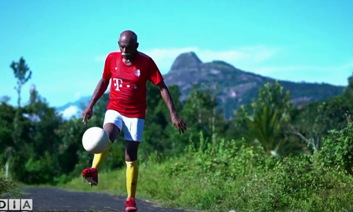 പ്രായമൊക്കെ ഒരു നമ്പറല്ലേ ചേട്ടാ; ഫുട്ബോളിനെ നെഞ്ചിലേറ്റി പന്തിന് പിറകെയാണ് 63കാരനായ ജെയിംസ്