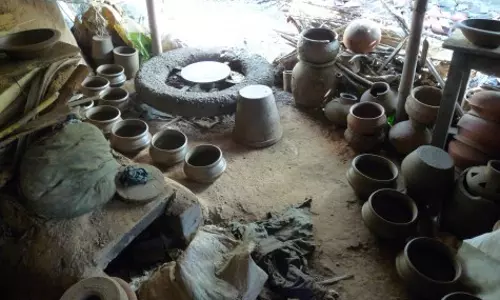 നേരാവണ്ണം വീട്ടിലേക്ക് നടക്കാനുള്ള വഴി താ...എന്നിട്ട് വോട്ട് തരാം