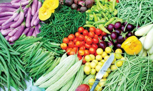 ഉള്ളിയുടെ മാത്രമല്ല, മുരിങ്ങാക്കായുടെയും പയറിന്റെയും വില കേട്ടാലും നക്ഷത്രമെണ്ണും