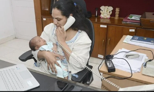 ലോകം കൊറോണ ഭീതിയില്‍ കഴിയുമ്പോള്‍ പ്രസവാവധി വേണ്ട; ഒരു മാസം പ്രായമുള്ള കുഞ്ഞുമായി ജോലിക്കെത്തി ഐ.എ.എസ് ഓഫീസര്‍