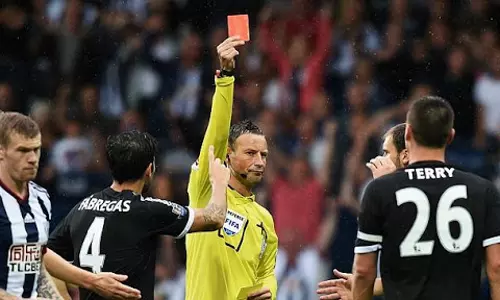 ഫുട്ബോള്‍ താരങ്ങളുടെ ശ്രദ്ധക്ക്; ഇനി കളിക്കളത്തില്‍ തുപ്പിയാല്‍ ചുവപ്പ് കാര്‍ഡ്