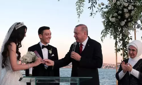 വിവാഹദിനം 1000 കുഞ്ഞുങ്ങളുടെ ചികിത്സാ ചെലവ് ഏറ്റെടുത്ത് ഓസിലും ഭാര്യയും