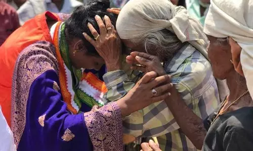 തമിഴ് വോട്ടര്മാര്ക്കിടയില് താരമായി രമ്യ ഹരിദാസ് തമിഴ് വോട്ടര്മാര്ക്കിടയില് താരമായി രമ്യ ഹരിദാസ്