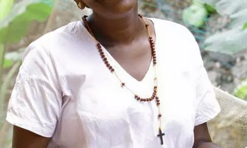 അമ്മയുമില്ല, സിനിമയുമില്ല... കണ്ണീര്‍ക്കടലില്‍ മോളി കണ്ണമാലി