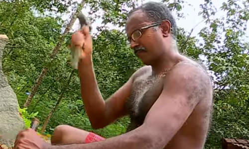 തേങ്ങയിടല്‍ മുതല്‍ കല്ല് ചുമക്കല്‍ വരെ; മാസാണ് ഈ ഹെഡ്മാസ്റ്റര്‍