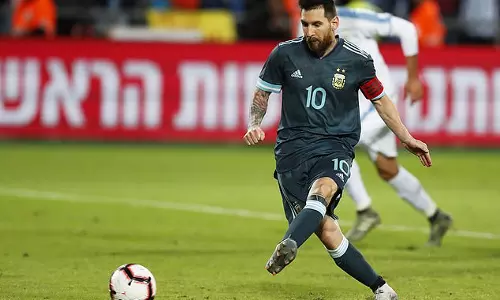 ഇഞ്ചുറി ടൈമിൽ മെസ്സി രക്ഷകനായി; ഉറുഗ്വേയുമായി സമനില പാലിച്ച് അർജന്റീന ഇഞ്ചുറി ടൈമിൽ മെസ്സി രക്ഷകനായി; ഉറുഗ്വേയുമായി സമനില പാലിച്ച് അർജന്റീന