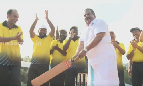 അണിഞ്ഞൊരുങ്ങി കളിക്കാർ 