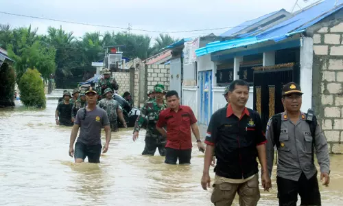 ദുരിതമൊഴിയാതെ ഇന്തോനേഷ്യ; പ്രളയത്തില് വന് നാശനഷ്ടം ദുരിതമൊഴിയാതെ ഇന്തോനേഷ്യ; പ്രളയത്തില് വന് നാശനഷ്ടം