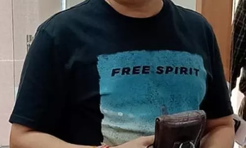 ടീ ഷര്‍ട്ട് ധരിച്ചു വന്ന എംഎല്‍എയെ നിയമസഭയില്‍ നിന്ന് പുറത്താക്കി