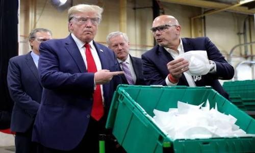 കോവിഡില്‍ ആടിയുലഞ്ഞ് അമേരിക്ക; മാസ്ക് ഫാക്ടറിയില്‍ മാസ്കില്ലാതെ ട്രംപും