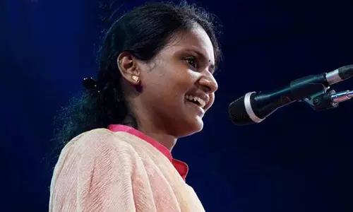 പ്രചരണവേദികളില് പാട്ട് പാടി കയ്യടി നേടി വീണ്ടും രമ്യ പ്രചരണവേദികളില് പാട്ട് പാടി കയ്യടി നേടി വീണ്ടും രമ്യ