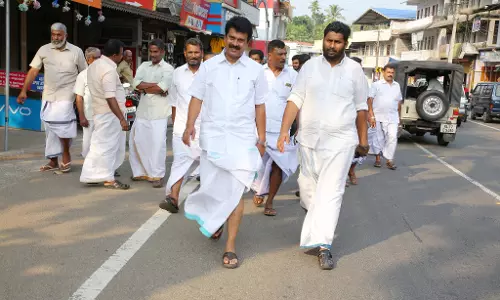 വേനല് കത്തുമ്പോഴും ഇടുക്കിയില് സ്ഥാനാര്ഥികള് ഇടവേളകളില്ലാതെ ഓട്ടത്തിലാണ് വേനല് കത്തുമ്പോഴും ഇടുക്കിയില് സ്ഥാനാര്ഥികള് ഇടവേളകളില്ലാതെ ഓട്ടത്തിലാണ്