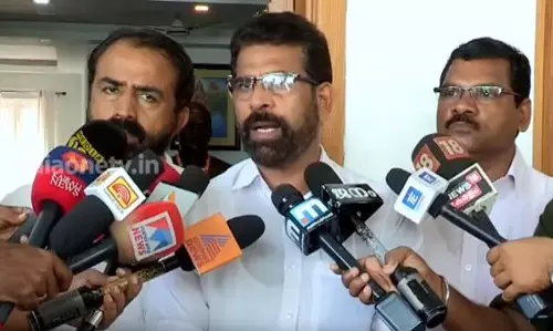 അബ്ദുള്ളക്കുട്ടിയെ രാഷ്ട്രീയം പഠിപ്പിക്കാൻ കുതിരവട്ടം അബ്ദുള്ളക്കുട്ടിയെ രാഷ്ട്രീയം പഠിപ്പിക്കാൻ കുതിരവട്ടം