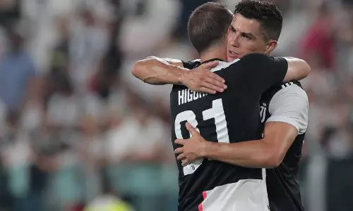 റൊണാള്ഡോയെ പുകഴ്ത്തി ഹിഗ്വെയ്ന്; യുവന്റസില് തുടരും റൊണാള്ഡോയെ പുകഴ്ത്തി ഹിഗ്വെയ്ന്; യുവന്റസില് തുടരും