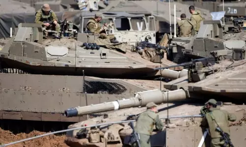 ഗസ അതിര്ത്തിയില് കൂടുതല് സൈന്യത്തെ വിന്യസിച്ച് ഇസ്രായേല് ഗസ അതിര്ത്തിയില് കൂടുതല് സൈന്യത്തെ വിന്യസിച്ച് ഇസ്രായേല്