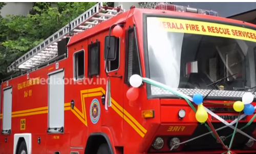 ഫോം ടെന്‍ഡര്‍ ഫയര്‍ എന്‍ജിന്‍ എറണാകുളം ഗാന്ധിനഗര്‍ ഫയര്‍ സ്റ്റേഷനിലെത്തി
