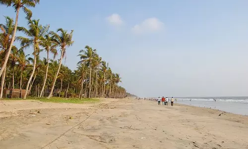 കടലാക്രമണ ഭീഷണി; ആളൊഴിഞ്ഞ് തൃശൂരിന്റെ തീരം