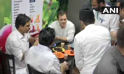 കാളികാവിലെ ജ്യോതിസ് ബേക്കറിയിലെത്തിയ അപ്രതീക്ഷിത അതിഥി