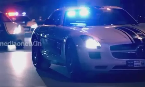 ദുബായ് പോലീസിന്റെ ആഡംബര വാഹനങ്ങൾ വീക്കെൻഡ് അറേബ്യക്ക് മുൻപിൽ അണിനിരക്കുന്നു 