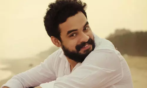 നല്ല നല്ല സംവിധായകരുടെ കൂടെ ജോലി ചെയ്യുമ്പോഴാണ് ഒരു സംവിധായകനാകാന്‍ ഇനിയും വളരേണ്ടിയിരിക്കുന്നു എന്ന് മനസിലാകുന്നത്: ടൊവിനോ തോമസ്