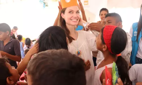 വെനിസ്വേലയിലെ അഭയാര്‍ഥി ക്യാമ്പ് സന്ദര്‍ശിച്ച് ഹോളിവുഡ് നടി ആഞ്ചലീന ജോളി