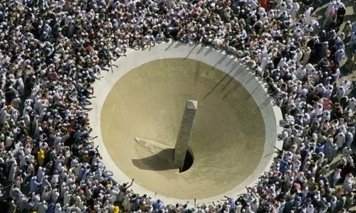 അറഫയില് നിന്നും മടങ്ങിയ ഹാജിമാര് പിശാചിന്റെ സ്തൂപത്തില് കല്ലേറ് നടത്തി അറഫയില് നിന്നും മടങ്ങിയ ഹാജിമാര് പിശാചിന്റെ സ്തൂപത്തില് കല്ലേറ് നടത്തി