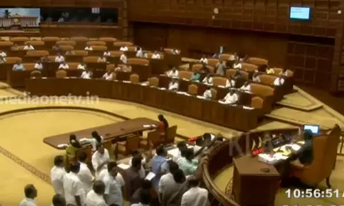 പ്രവാസിയുടെ ആത്മഹത്യയിൽ നിയമസഭ സ്തംഭിച്ചപ്പോൾ പ്രവാസിയുടെ ആത്മഹത്യയിൽ നിയമസഭ സ്തംഭിച്ചപ്പോൾ