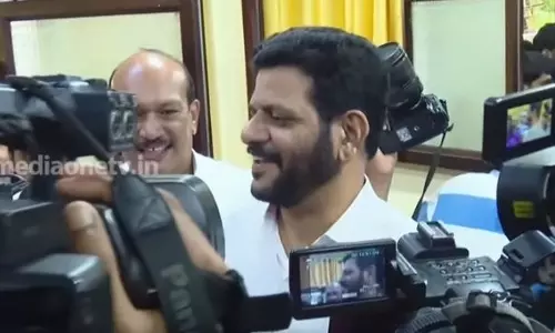 താടിയെടുത്ത് പുതിയ ലുക്കിൽ വികെ ശ്രീകണ്ഠൻ താടിയെടുത്ത് പുതിയ ലുക്കിൽ വികെ ശ്രീകണ്ഠൻ