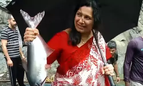 വെള്ളത്തിലിറങ്ങി മീന്‍പിടിച്ച് നിഷ ജോസ് കെ മാണി 