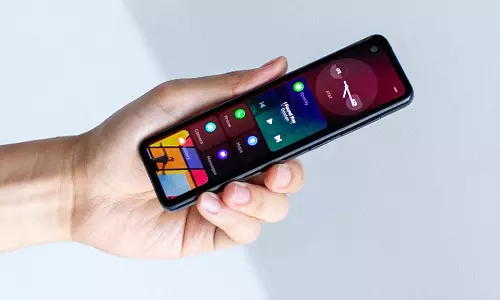 റിമോട്ടല്ല, ഫോൺ തന്നെ; വിചിത്രമായ സ്മാർട്ട്ഫോൺ സങ്കൽപവുമായി ആൻഡ്രോയ്ഡ് സ്ഥാപകൻ റിമോട്ടല്ല, ഫോൺ തന്നെ; വിചിത്രമായ സ്മാർട്ട്ഫോൺ സങ്കൽപവുമായി ആൻഡ്രോയ്ഡ് സ്ഥാപകൻ