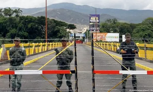 വെനസ്വേലയില് നിന്നും ആയിരക്കണക്കിന് പേർ കൊളംബിയ വഴി കുടിയേറ്റത്തിന് ശ്രമിക്കുന്നു വെനസ്വേലയില് നിന്നും ആയിരക്കണക്കിന് പേർ കൊളംബിയ വഴി കുടിയേറ്റത്തിന് ശ്രമിക്കുന്നു