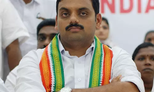 ഡീന് കുര്യാക്കോസിന്റെ പ്രചരണ ബോര്ഡില് റീത്ത് ഡീന് കുര്യാക്കോസിന്റെ പ്രചരണ ബോര്ഡില് റീത്ത്