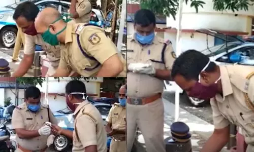 ‘ഹാപ്പി ബര്‍ത്ത് ഡേ മക്കളേ…’ വീഡിയോ കോളില്‍ മക്കളെ കണ്ട്, റോഡരികില്‍ കേക്ക് മുറിച്ച് പൊലീസച്ഛന്‍ ഇരട്ടക്കുട്ടികളികളുടെ പിറന്നാളാഘോഷിച്ചത് ഇങ്ങിനെ