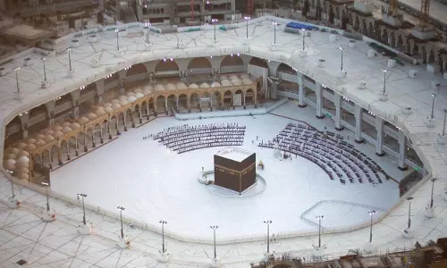 കോവിഡ് മുക്തിക്കായി പ്രാര്‍ഥിച്ച് മക്ക മദീന ഹറമുകളില്‍ പെരുന്നാള്‍; നമസ്കാരത്തിനിടെ വിതുമ്പി ഇമാമുമാര്‍; ഹറമിലെ കാഴ്ചകള്‍ കാണാം