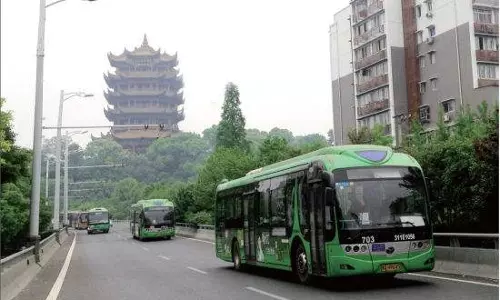 വുഹാന്‍ തിരിച്ചുവരവിന്റെ പാതയില്‍; രണ്ട് മാസത്തെ ലോക് ഡൌണിന് ശേഷം നിരത്തുകളില്‍ ബസുകളിറങ്ങി
