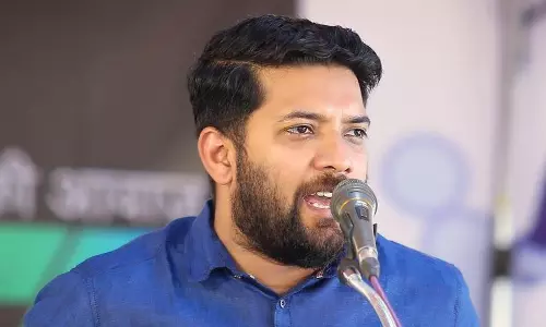 ‘എത്ര മതില് കെട്ടിയാലും മറച്ച് പിടിച്ചാലും ഉള്ളിലുള്ളത് പുറത്ത് വരാതിരിക്കോ?’ സി.പി.എമ്മിനെതിരെ രൂക്ഷ വിമര്ശവുമായി ഷാഫി പറമ്പില് ‘എത്ര മതില് കെട്ടിയാലും മറച്ച് പിടിച്ചാലും ഉള്ളിലുള്ളത് പുറത്ത് വരാതിരിക്കോ?’ സി.പി.എമ്മിനെതിരെ രൂക്ഷ വിമര്ശവുമായി ഷാഫി പറമ്പില്