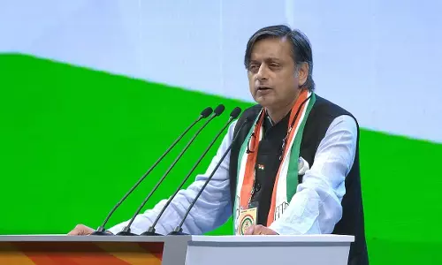 ശശി തരൂര്‍ നാമനിര്‍ദേശ പത്രിക സമര്‍പ്പിച്ചു; സ്വത്ത്, കേസ് വിവരങ്ങള്‍ ഇങ്ങനെ..