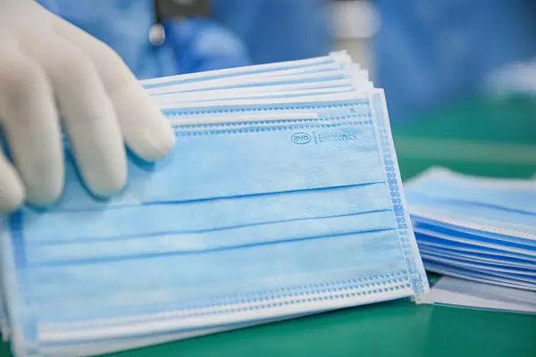 ആദിവാസി ഭൂരിപക്ഷ മേഖലയായ തിരുനെല്ലിയിൽ സൌജന്യ മാസ്ക് വിതരണം നടത്തി ഒരു കൂട്ടം സന്നദ്ധ പ്രവര്‍ത്തകര്‍