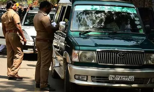 തെരഞ്ഞെടുപ്പടുത്തതോടെ പരിശോധനകള് ശക്തമാക്കി ഉദ്യോഗസ്ഥര് തെരഞ്ഞെടുപ്പടുത്തതോടെ പരിശോധനകള് ശക്തമാക്കി ഉദ്യോഗസ്ഥര്