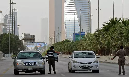 സൗദിയില്‍ ആഭ്യന്തര വിമാന സര്‍വീസുകള്‍ക്കും ജോലിക്ക് ഹാജരാകാനും പ്രവിശ്യാ യാത്രക്കും അനുമതി: പള്ളികളിലെ നമസ്കാരത്തിന് അനുമതി; ജൂണ്‍ 21 മുതല്‍ രാജ്യം സാധാരണ ജീവിതത്തിലേക്ക് മാറും