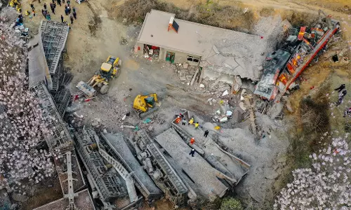 ചൈനയില്‍ ട്രെയിന്‍ പാളം തെറ്റി വീട്ടിലേക്ക് ഇടിച്ചു കയറി; ആറ് മരണം