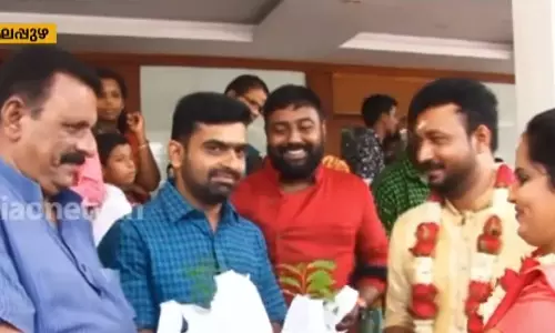 വിവാഹവേദിയിൽ പ്രകൃതിസംരക്ഷണത്തിനുള്ള ആഹ്വാനം നൽകി നവദമ്പതികൾ  