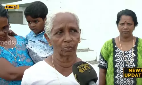 മഴ കനക്കുന്നു; കടലേറ്റ ഭീതിയില്‍ ചെല്ലാനം നിവാസികള്‍