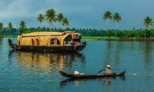 സീസൺ തുടങ്ങിയിട്ടില്ലെങ്കിലും തെരഞ്ഞെടുപ്പ് സീസണിലാണ് കുട്ടനാട്ടിലെ വിനോദ സഞ്ചാര മേഖല