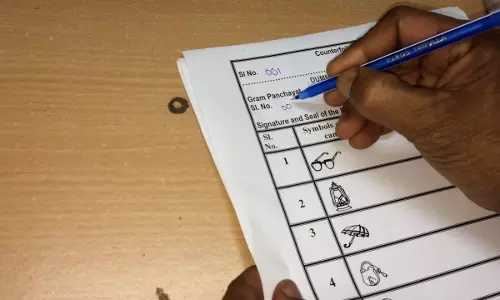 ബാലറ്റ് പേപ്പര് വിതരണം തുടങ്ങി ബാലറ്റ് പേപ്പര് വിതരണം തുടങ്ങി