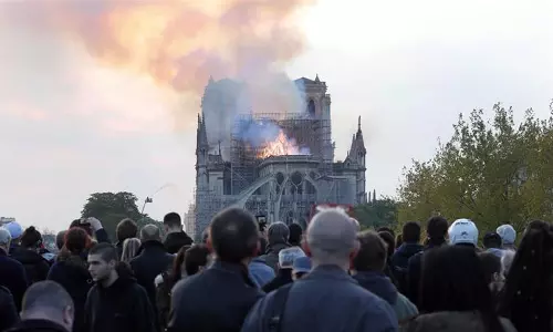 പാരീസിലെ ചരിത്രപ്രസിദ്ധമായ നോത്രേ ദാം പള്ളിയില്‍ തീപിടുത്തം