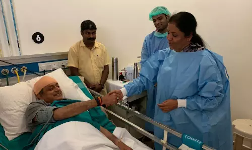 തലയ്ക്കു പരിക്കേറ്റ തരൂരിനെ കാണാന്‍ നിര്‍മല സീതാരാമന്‍ എത്തിയപ്പോള്‍